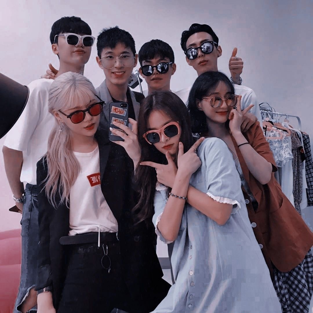 Группа друзей корейцев