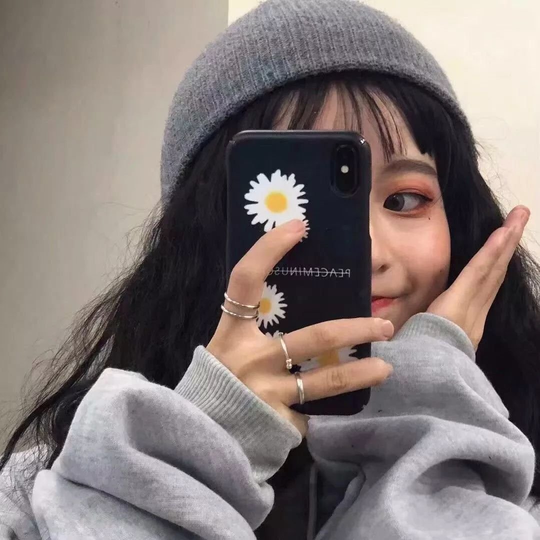 Кореянка с телефоном