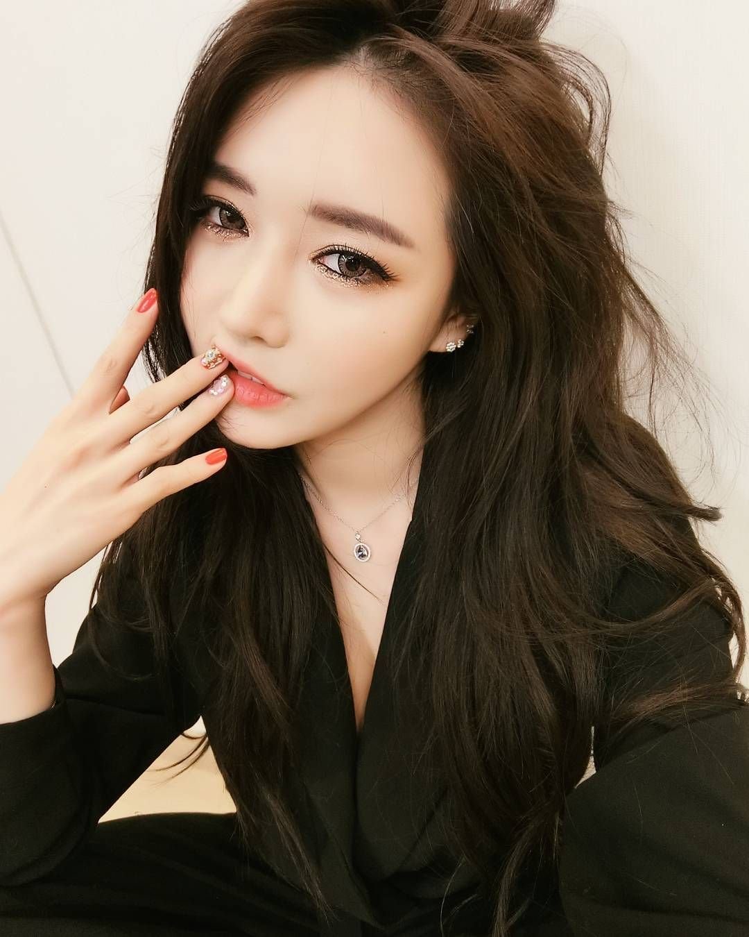 Кореянка с цветами