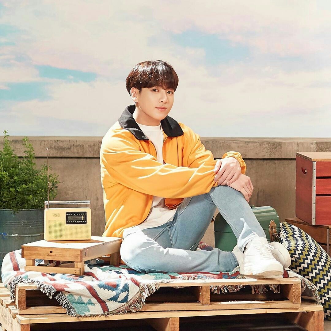 Чон Чонгук в кровати