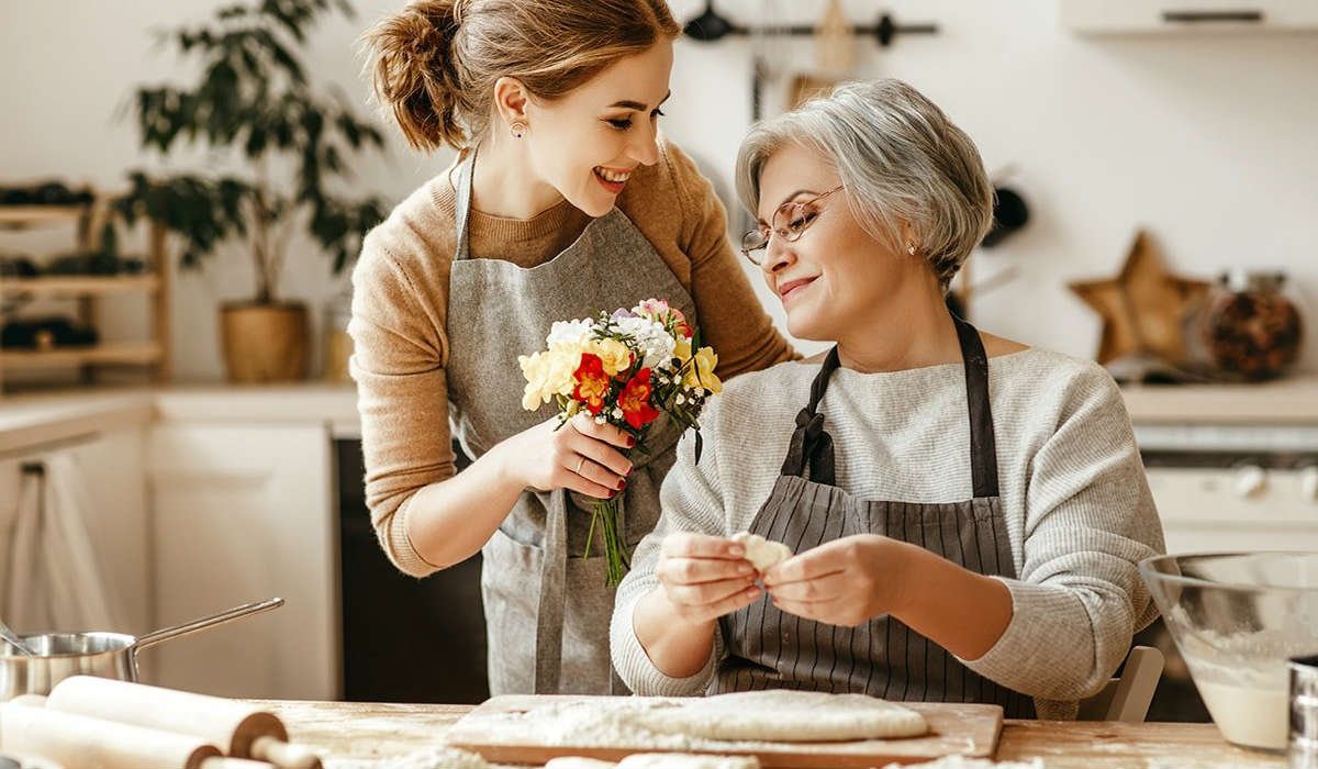 Мать с ребенком и свекровь