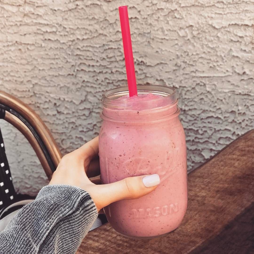 Смузи в руке