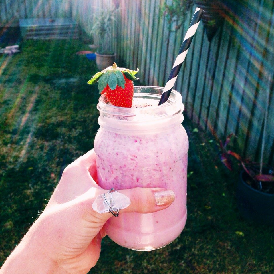 Молочный коктейль в руке