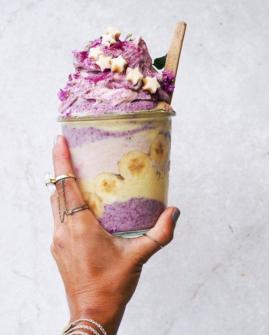 Красивые смузи в руке