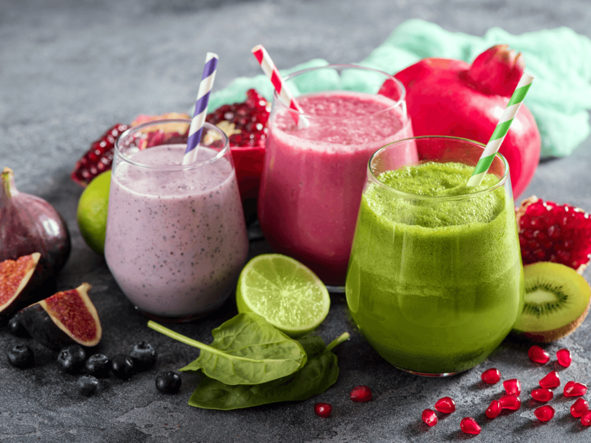 Фруктовые стаканчики в руке