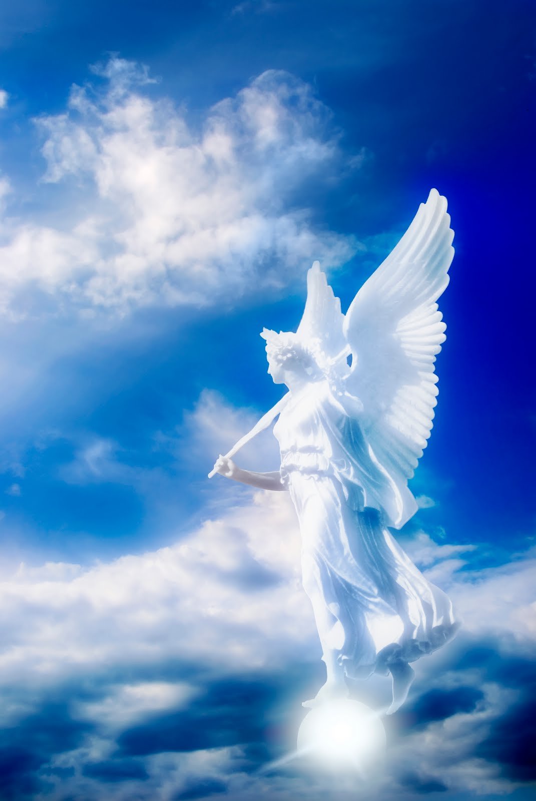 Ангел на облаке