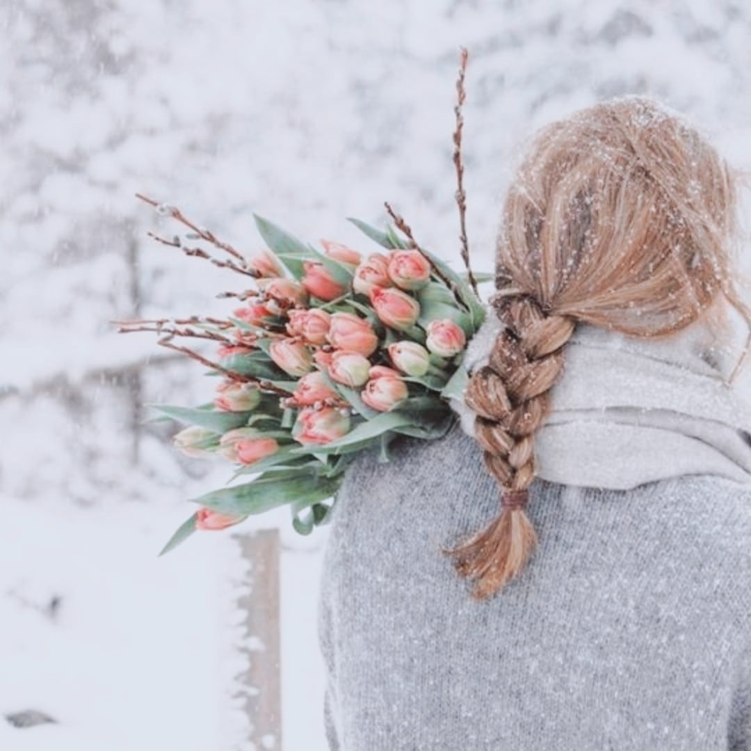 Хочется весны в душе. Встречаем весну. Девушка с тюльпанами зимой. Девушка зимой с букетом цветов.