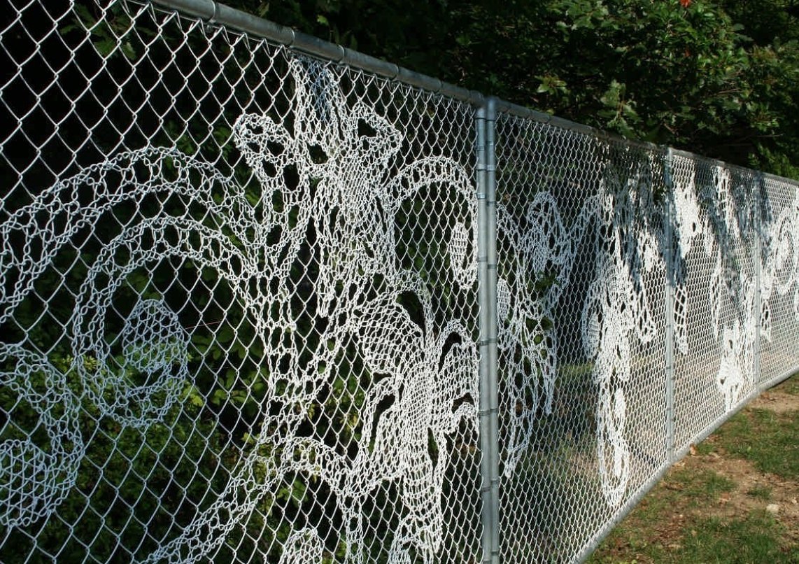 Красивый забор из рабицы