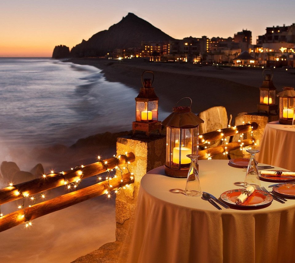 Романтический ужин на берегу моря