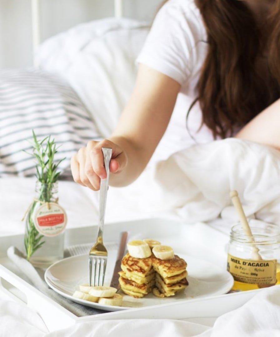 Завтрак в постель с цветами