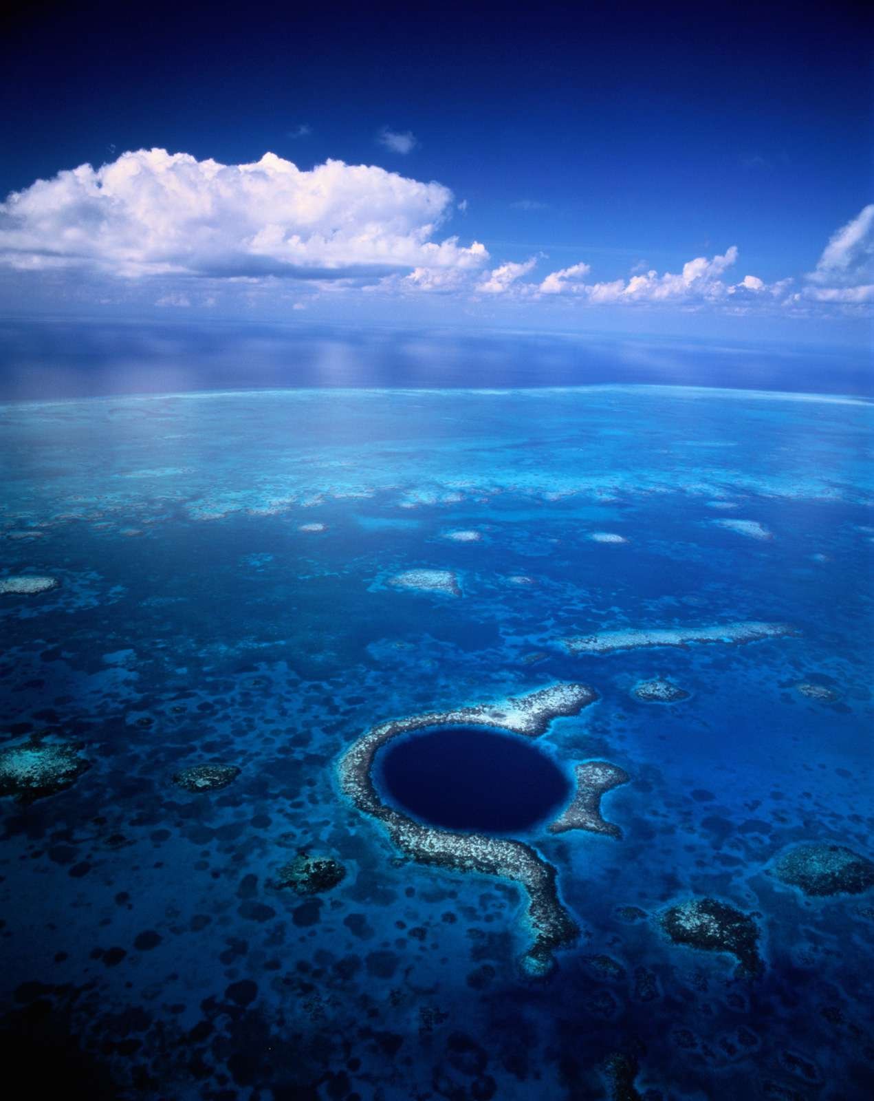 Загадочный шар в океане. Большая голубая дыра, Лайтхаус-риф. Юкатан полуостров большая голубая дыра. Большая голубая дыра, Лайтхаус-риф глубина. Марианский жёлоб Океанические впадины.