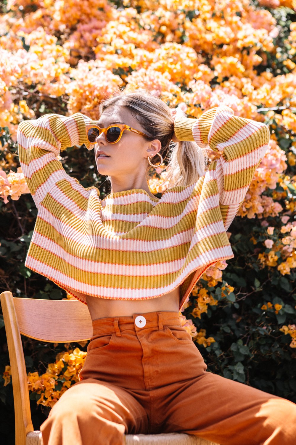 Девушка в желтом свитере