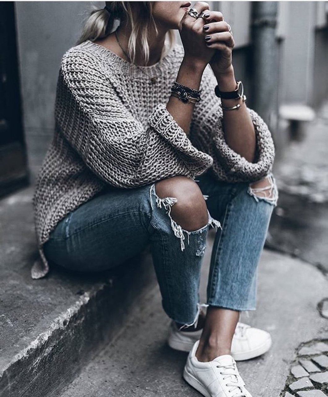 Девушка в свитере и джинсах