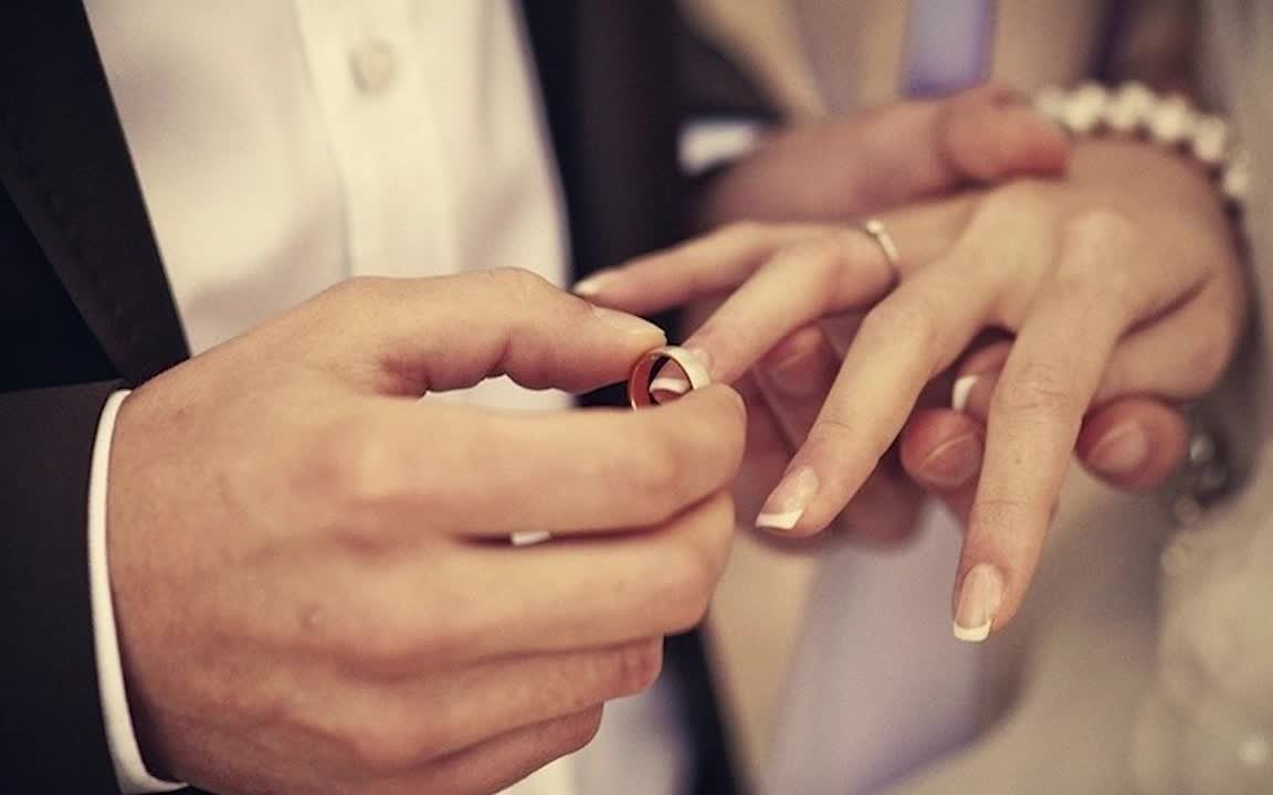 Красивые жених и невеста в фате