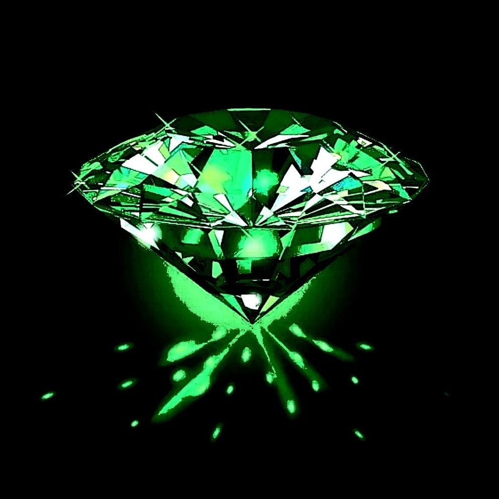 Изумруд на черном фоне