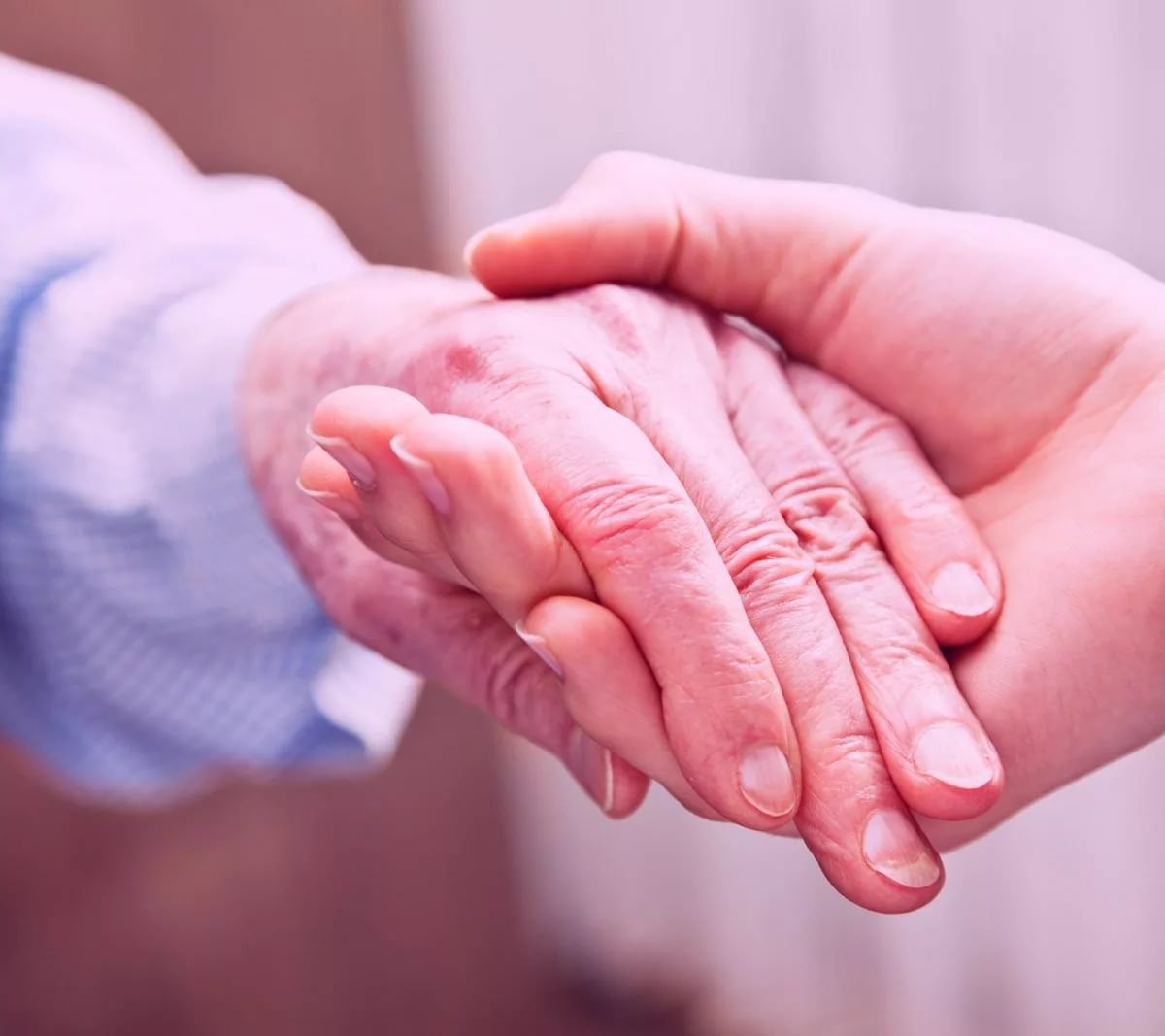 Благотворительность старикам фон