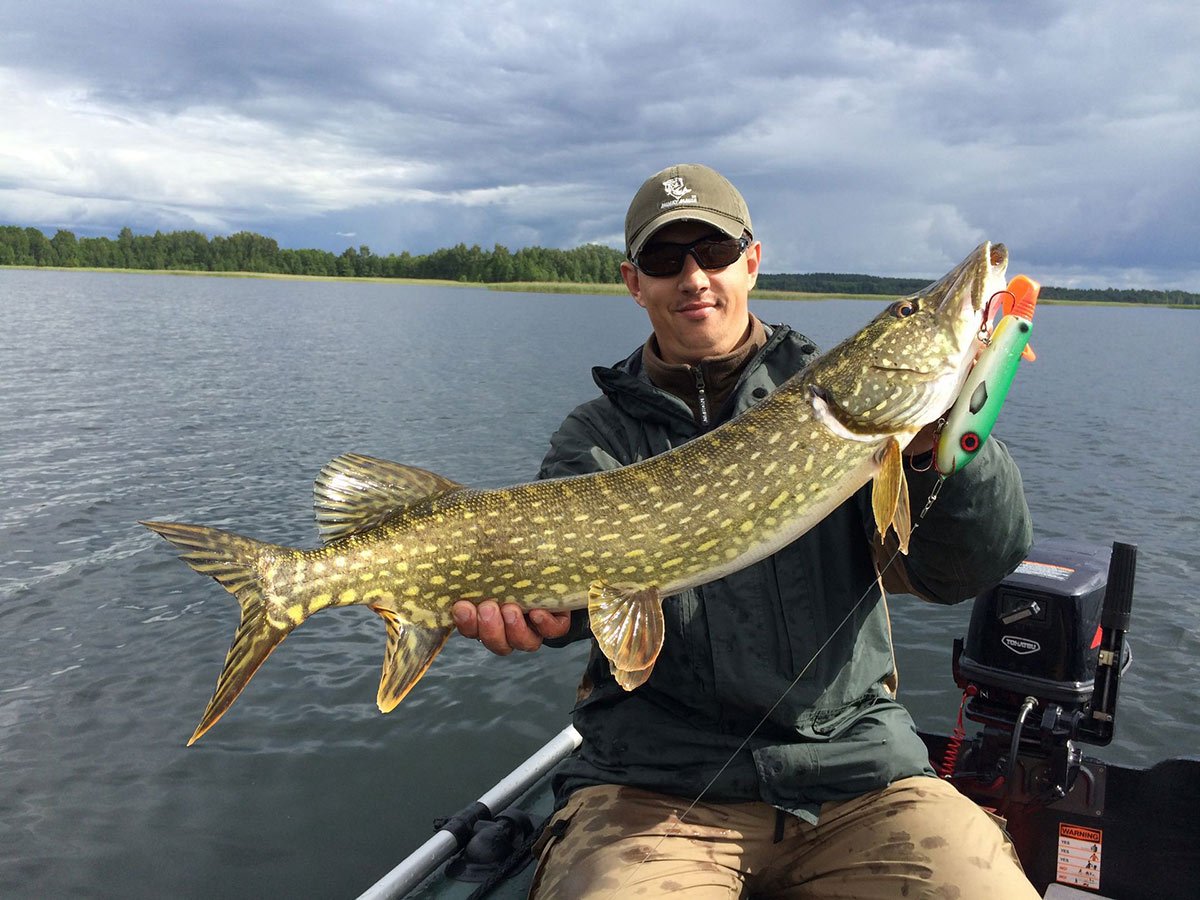 Девушка с большой щукой