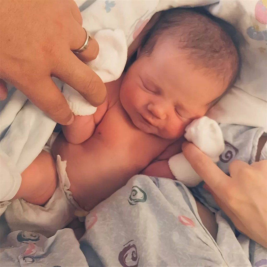 Новорожденная девочка с папой