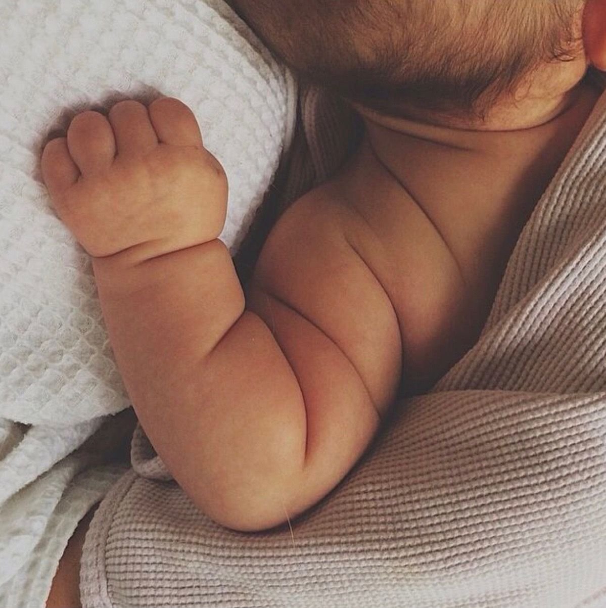 Маленький мальчик со спины