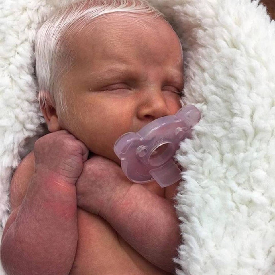 Новорожденные дети с волосами