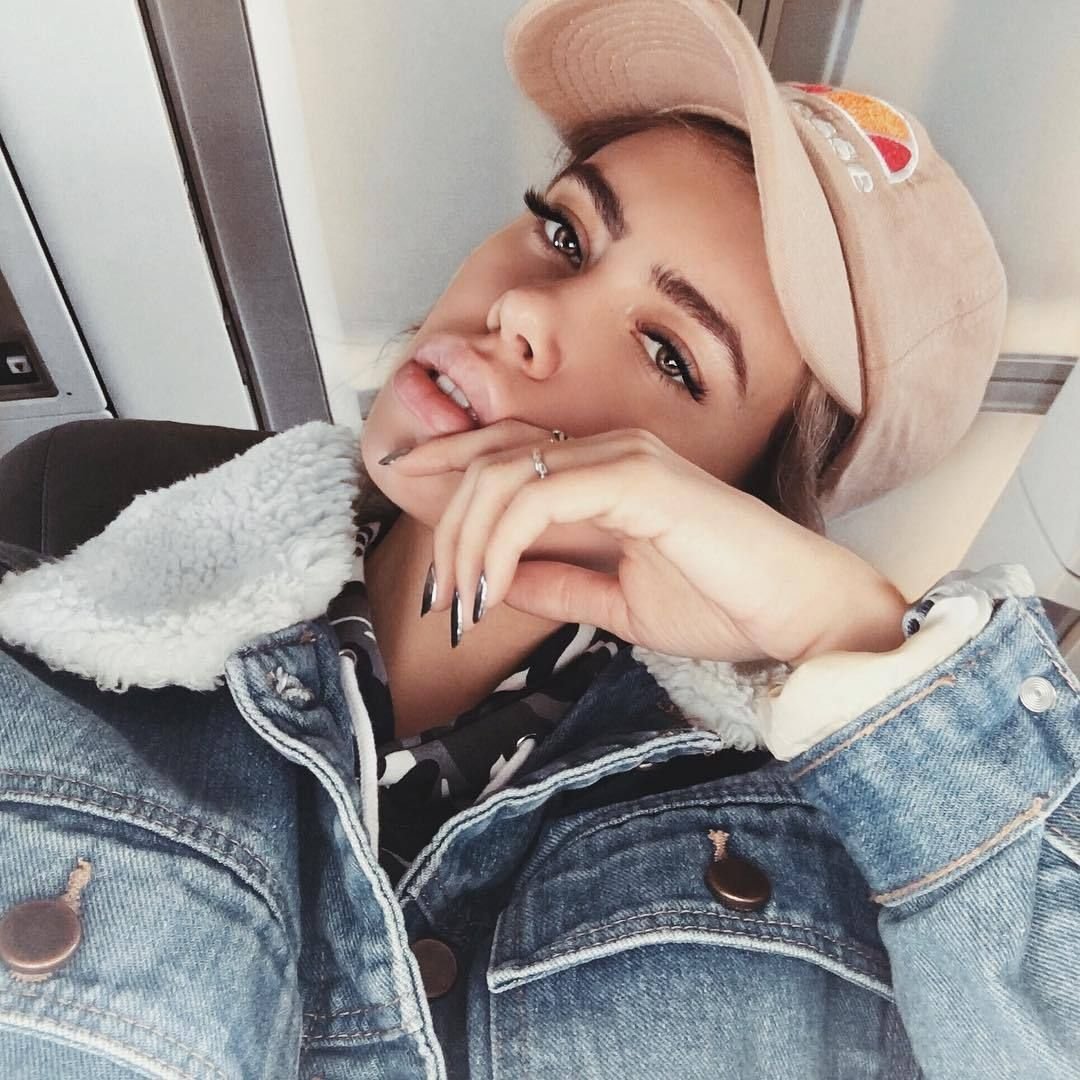 Красивая брюнетка на море