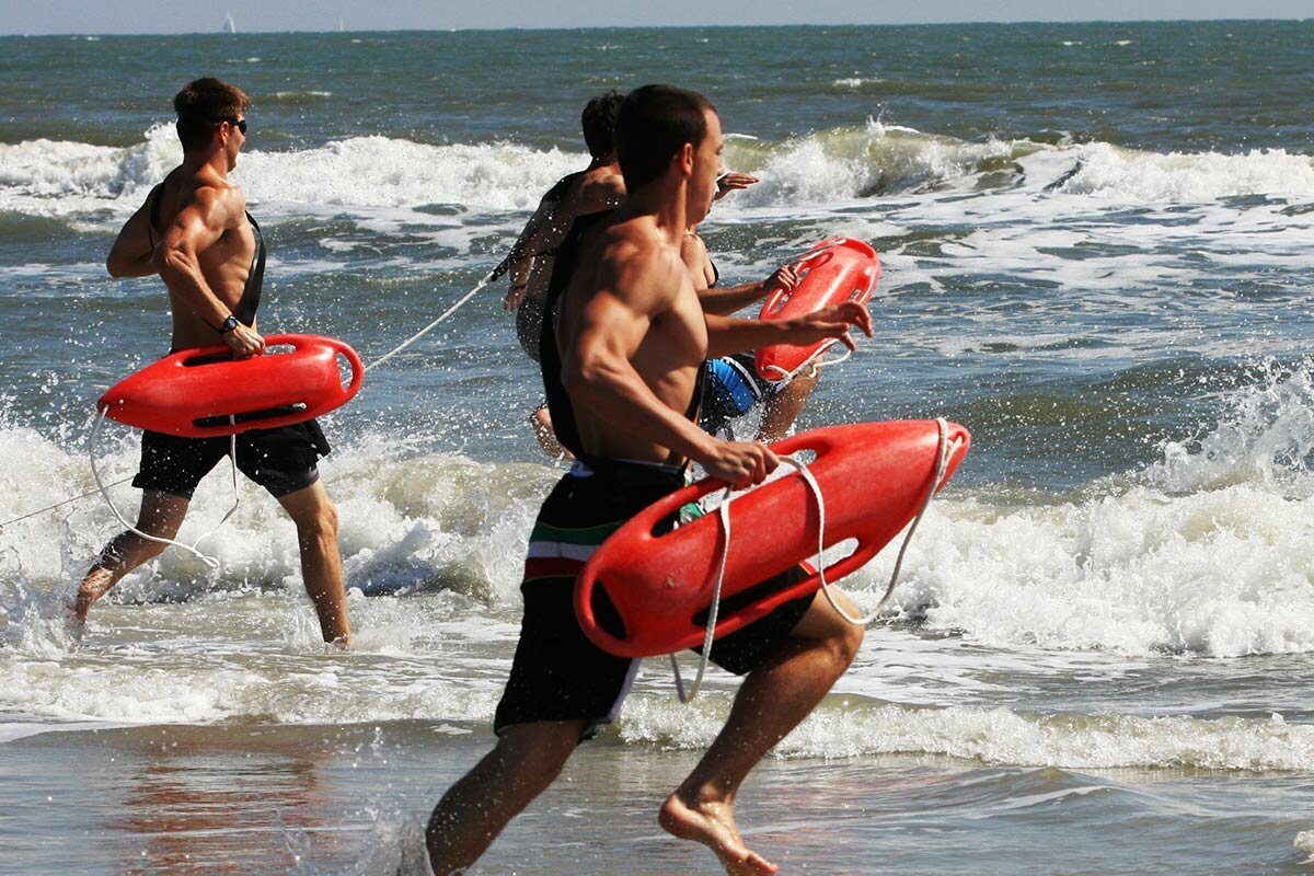 Человек утопающий в воде
