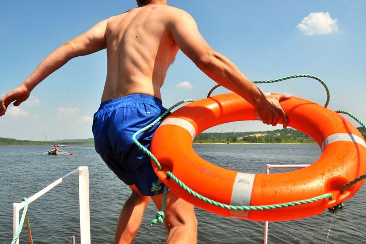 Человек в спасательном круге