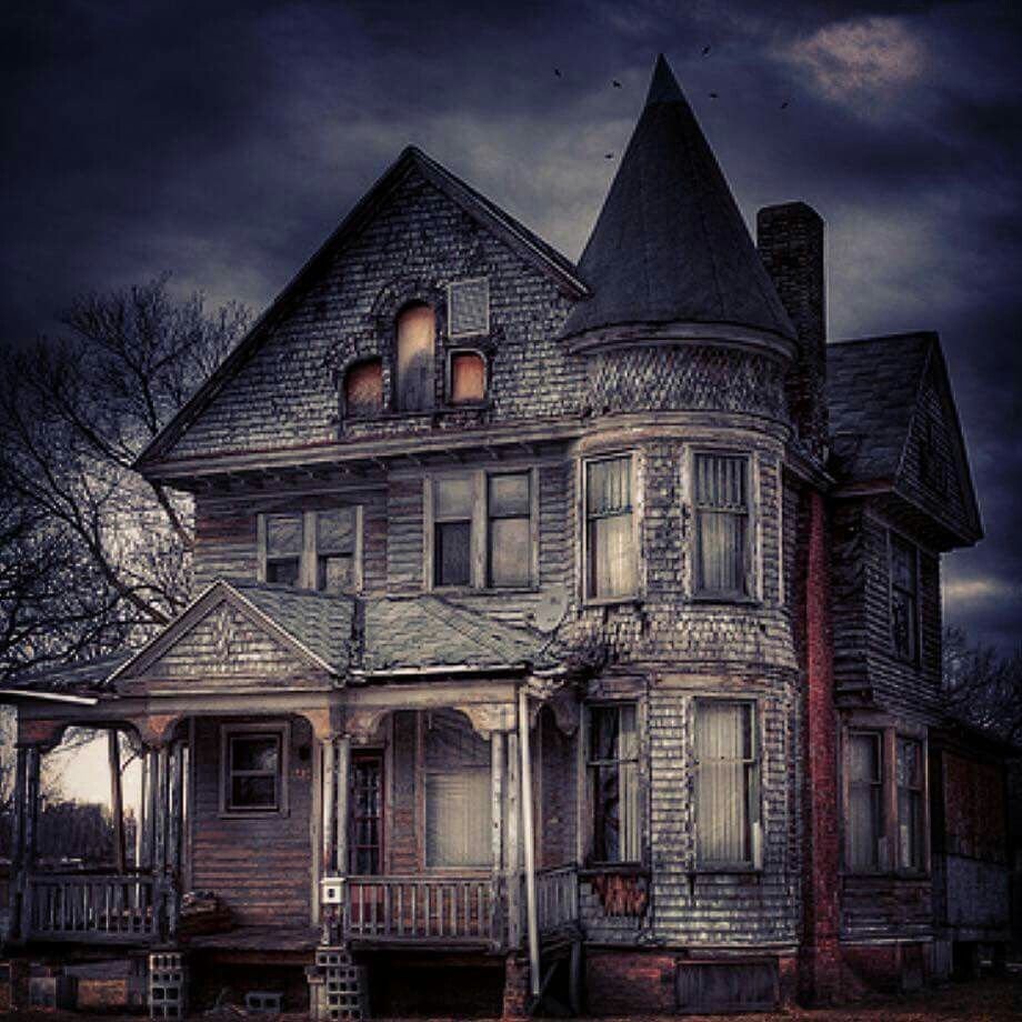 Готический Викторианский особняк Лесной