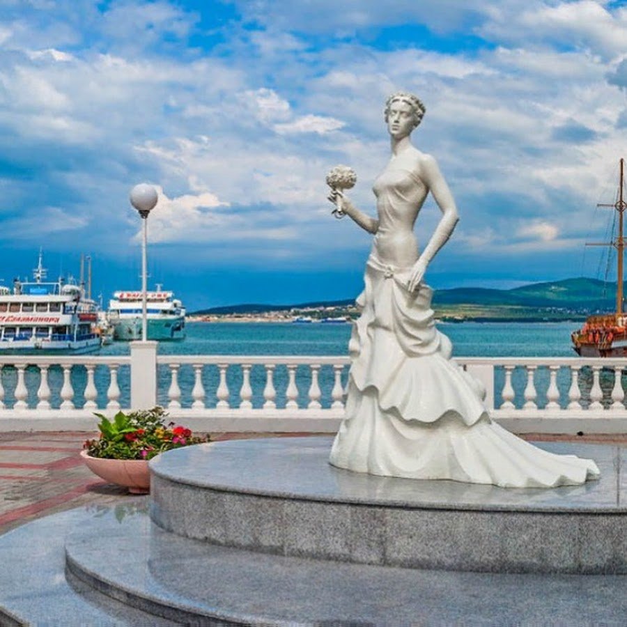 Памятник белая невеста в Геленджике