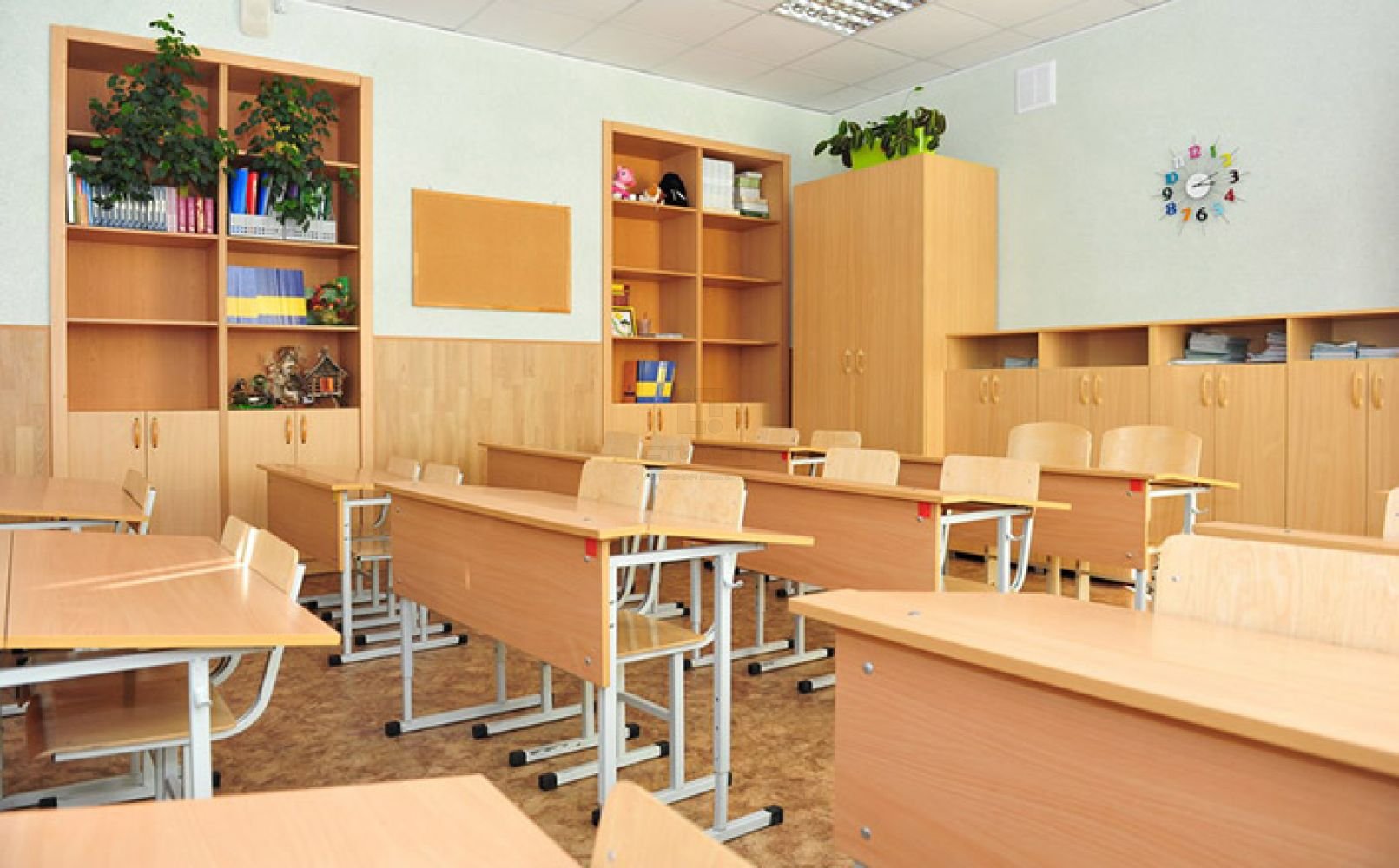 Дневной рабочий школы. Мебель для класса в школе. Мебель для класса начальной школы. Шкафы в учебный кабинет. Современная мебель для школы.
