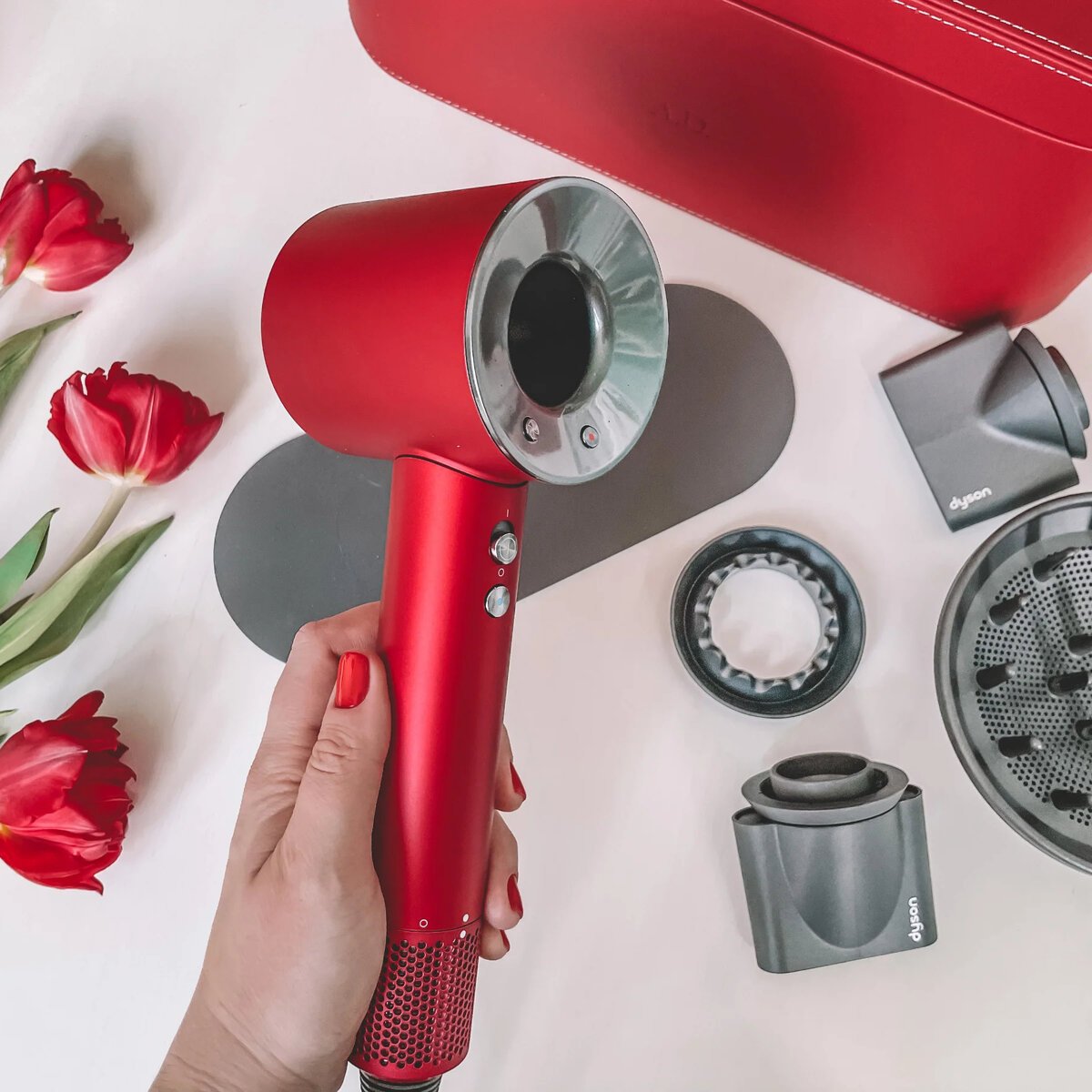 Фен Дайсон красный