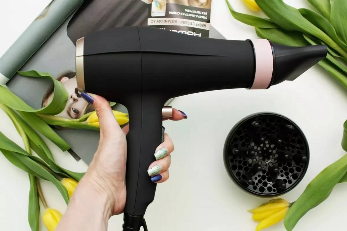 Фен для волос на столе