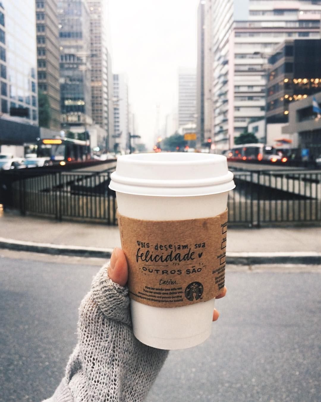 Стакан кофе в руке