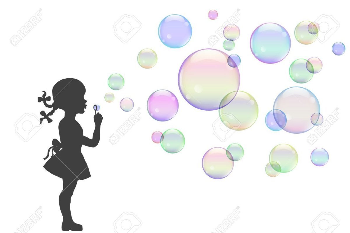 Ребенок дует мыльные пузыри