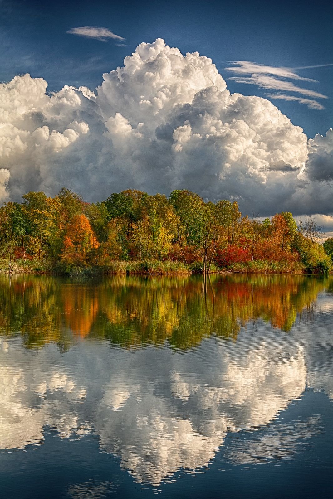 В реку смотрятся облака