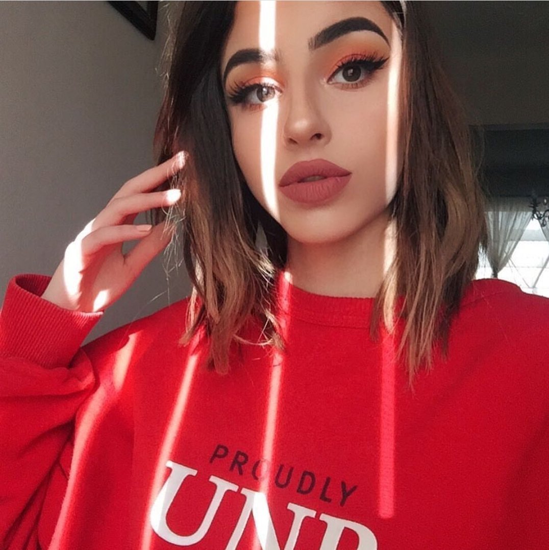 Девушка смеется Эстетика