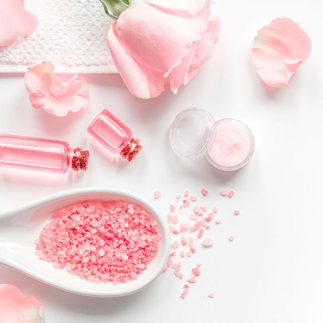 Косметика на розовом фоне