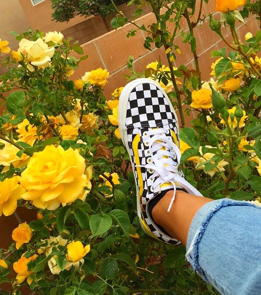 Ножки в кроссовках