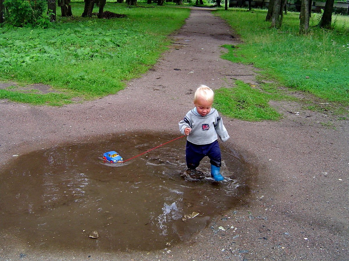 Ребенок в луже