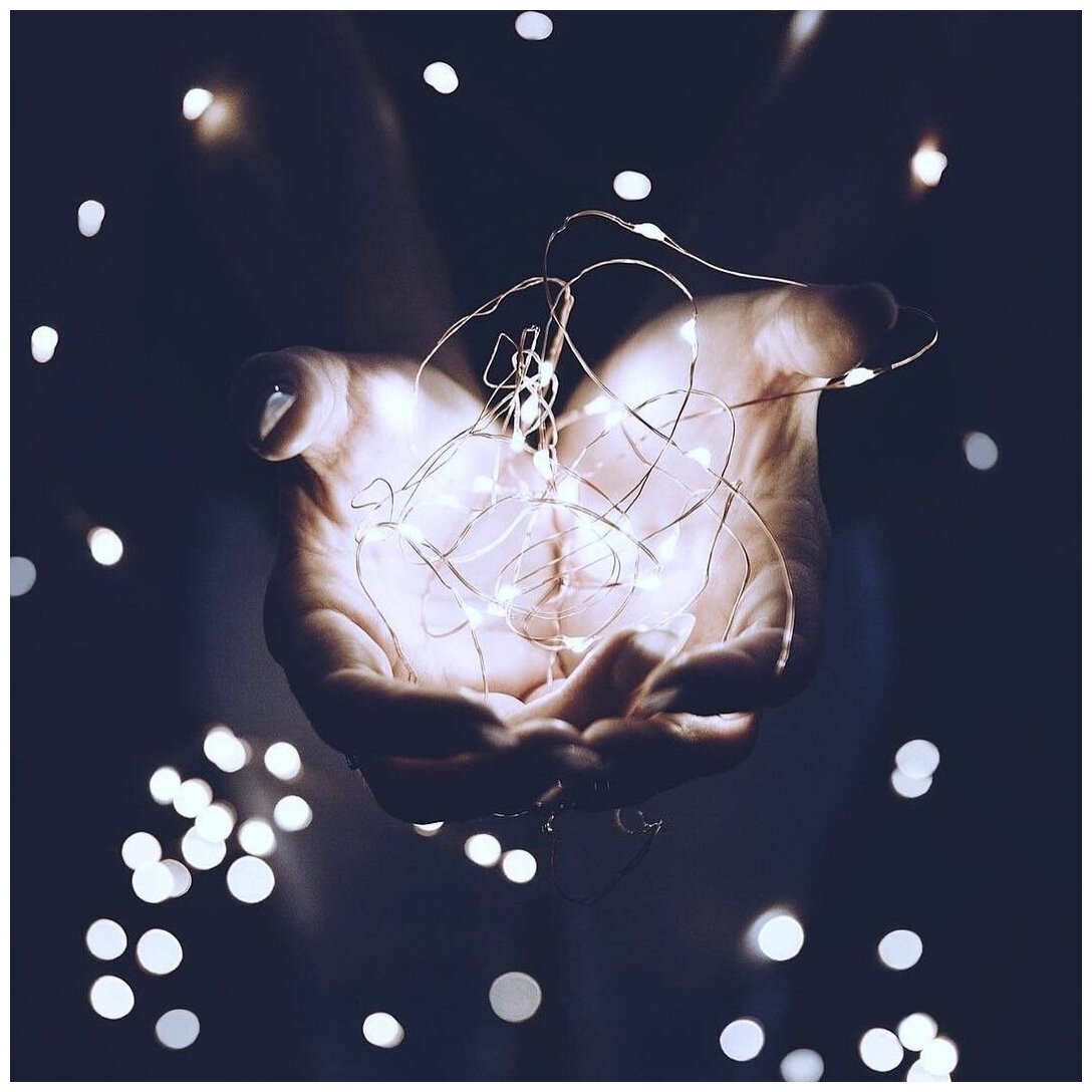 Книга по эзотерике и черной магии в объятьях Луны