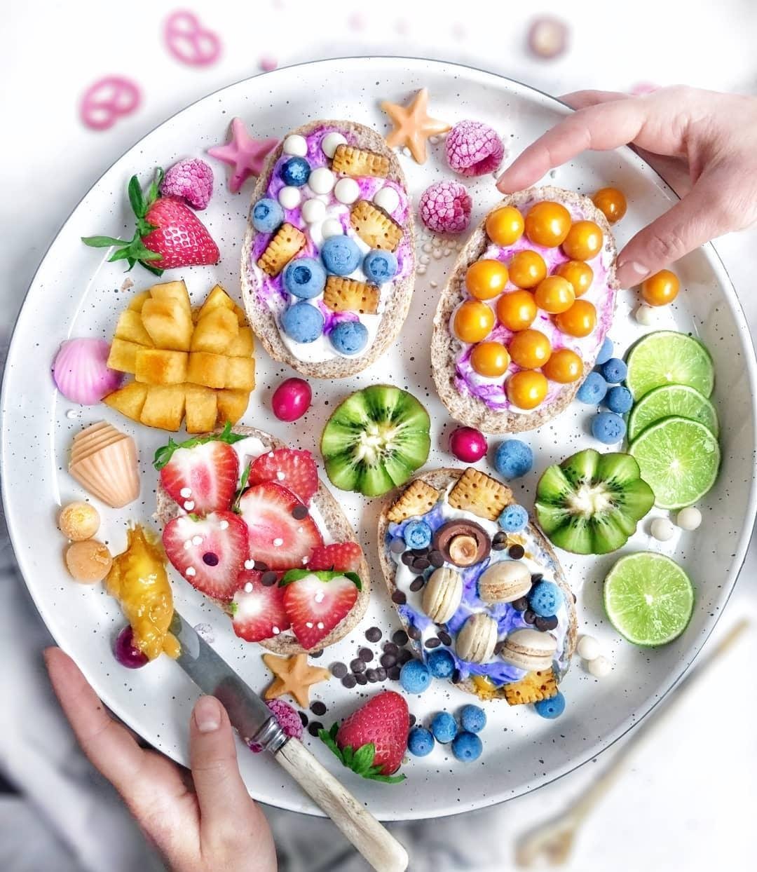 Девочка с едой