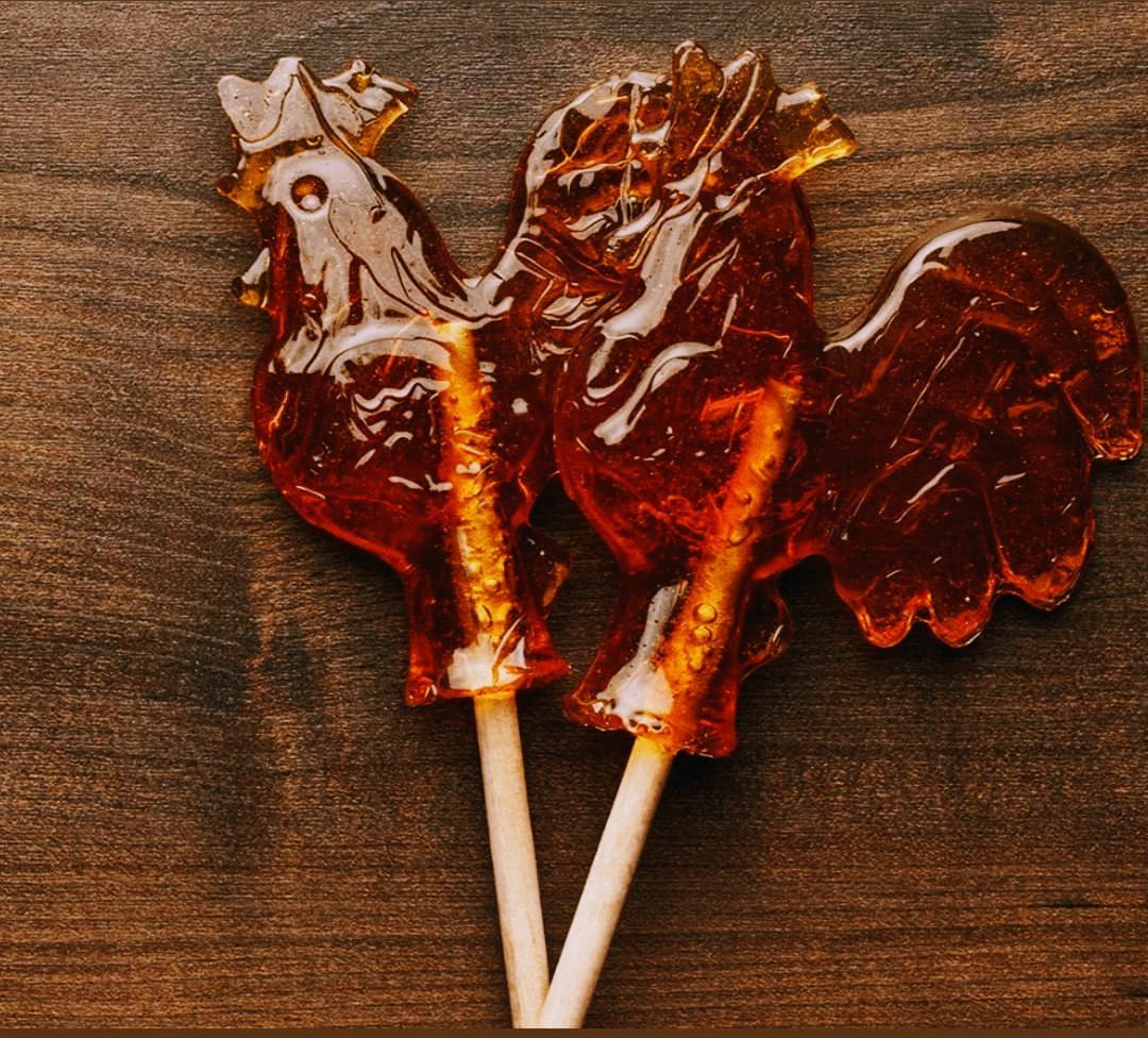 Ребенок с леденцом