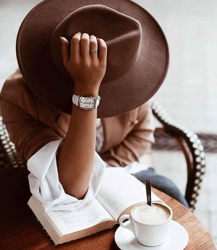 Девушка в шляпе в кафе