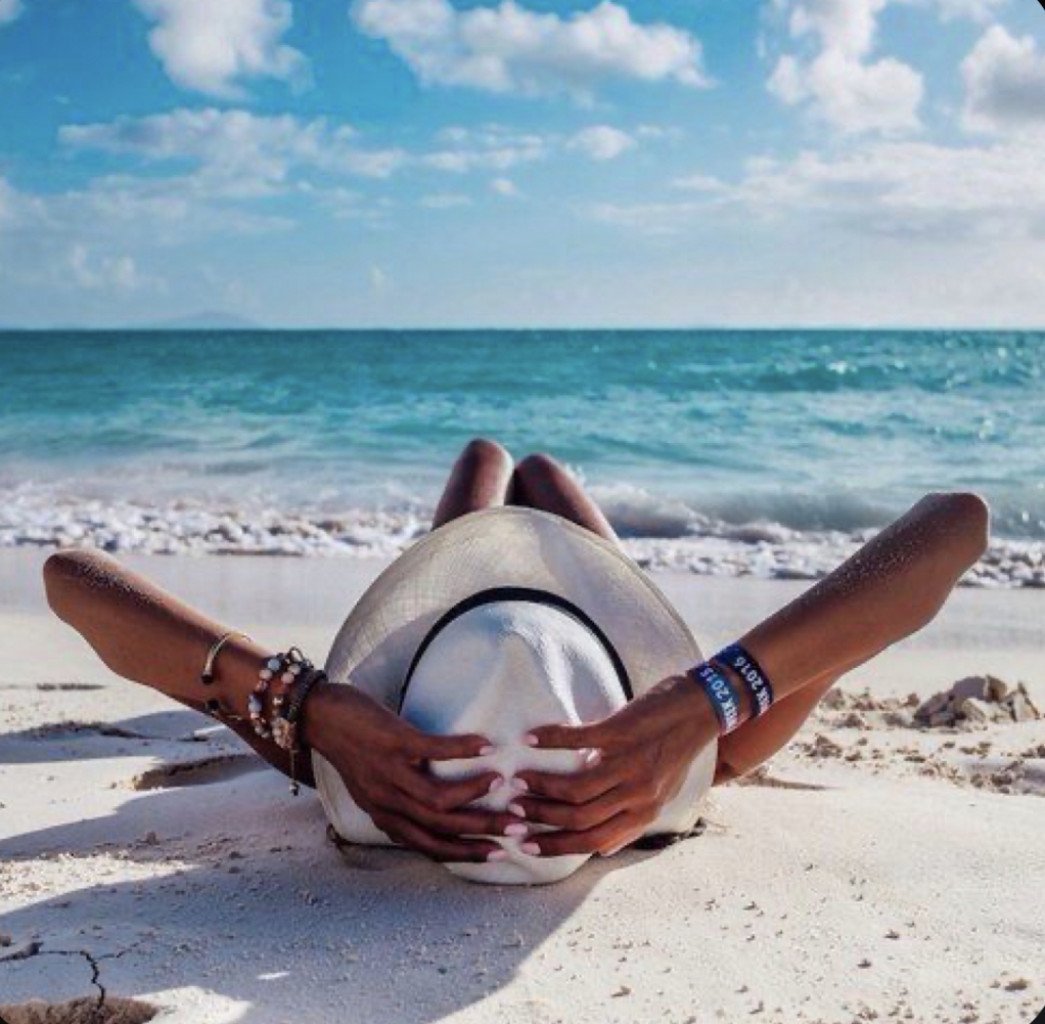 Девушка со стаканом воды