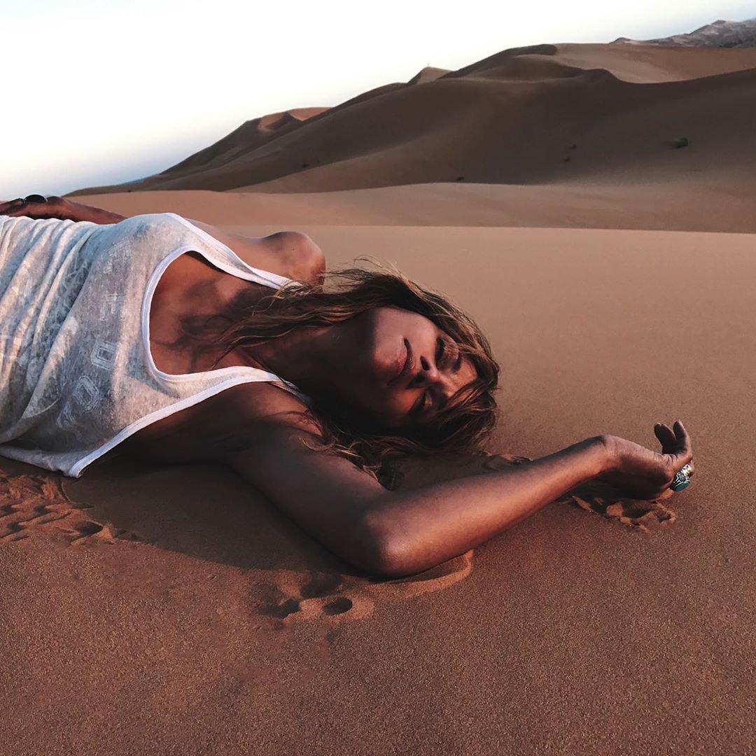 Холли Берри 2022 на пляже