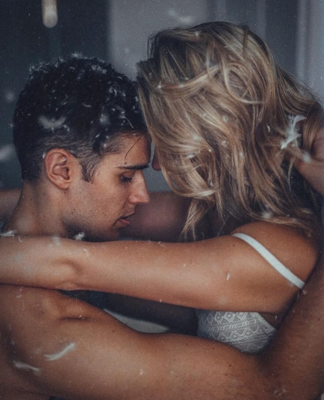 Девушка пьющая воду