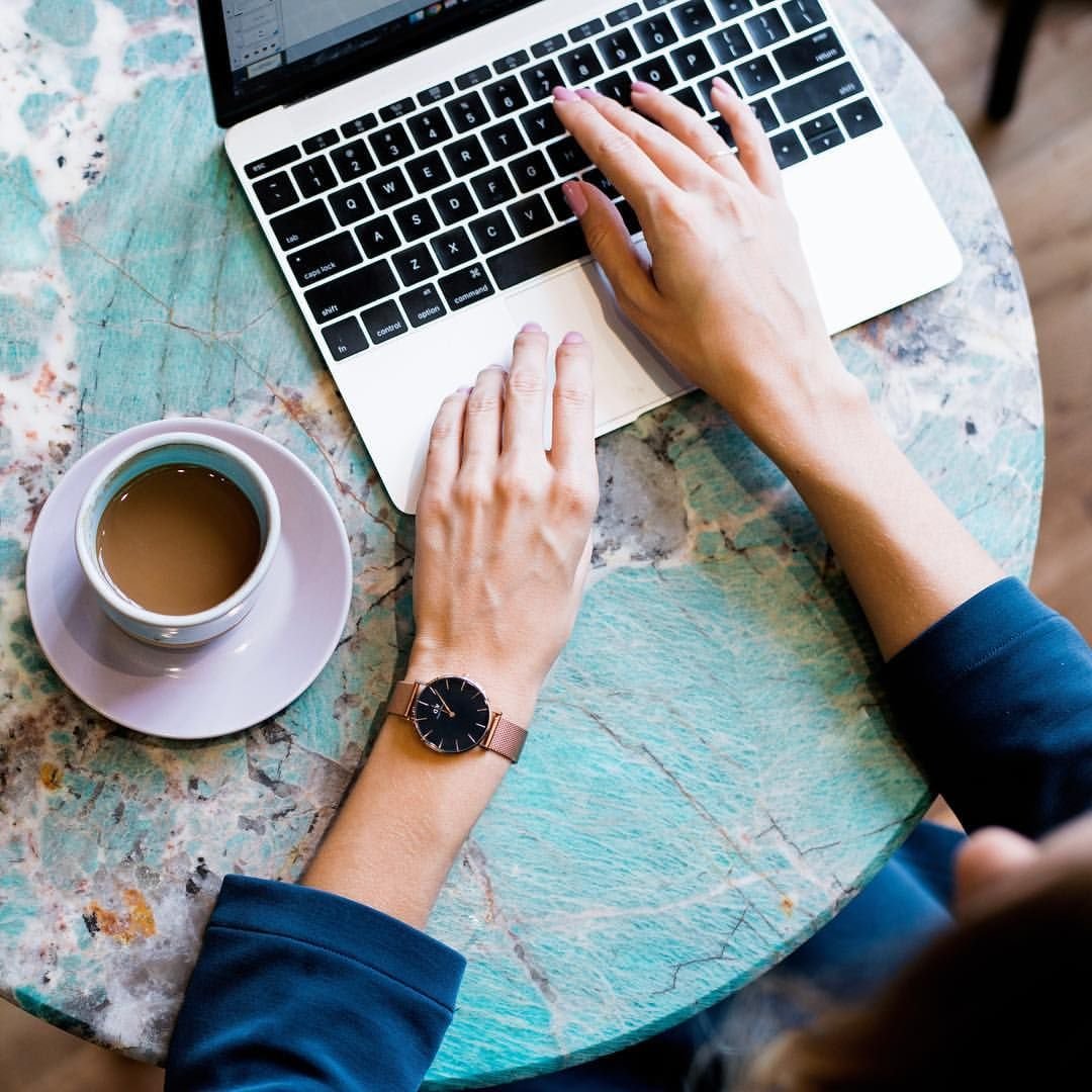 Девушка со стаканом воды