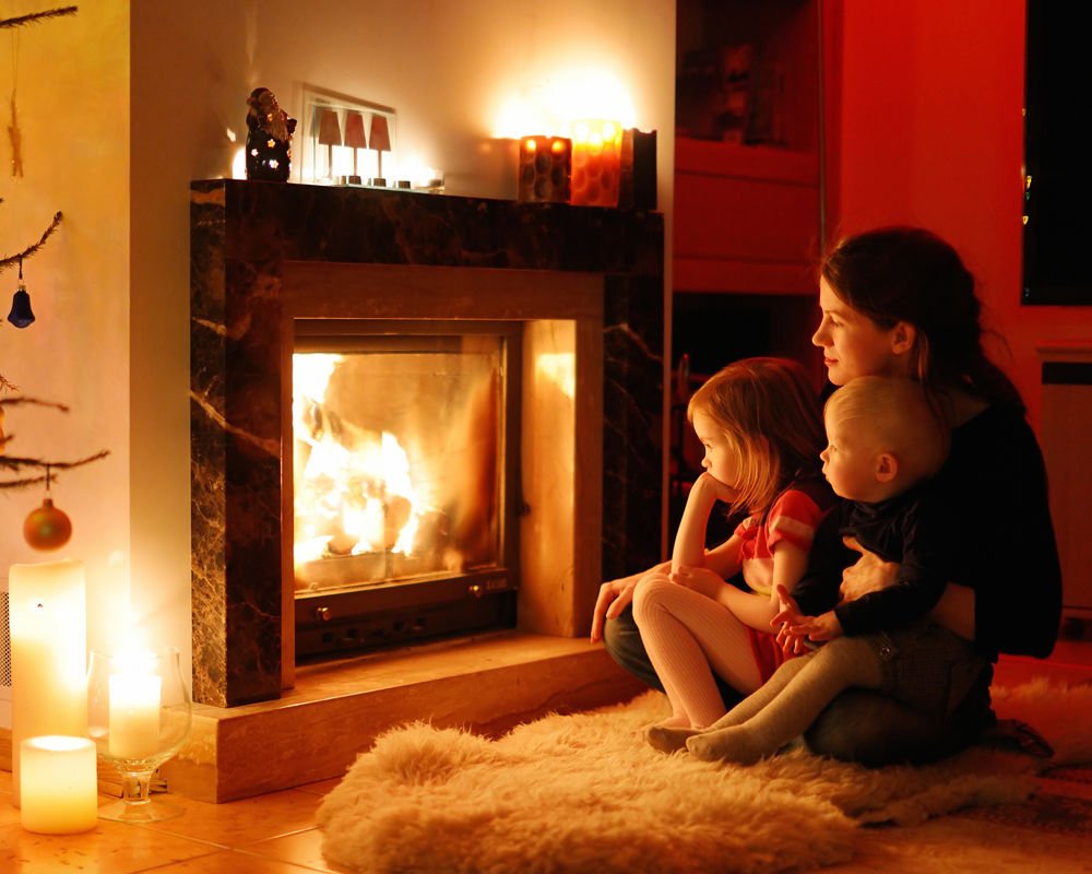 Уют в доме возле камина