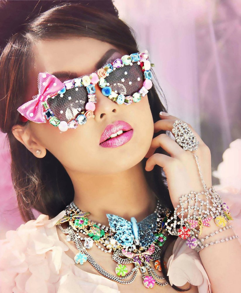 Девушка в стразах