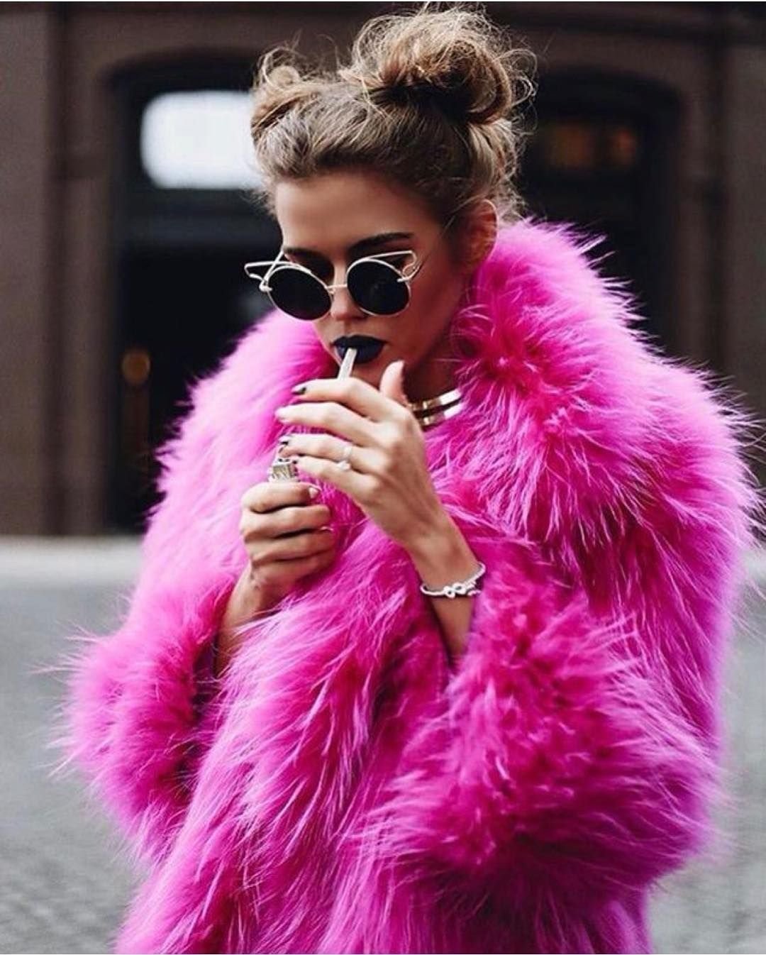 Девушка в розовой шубе